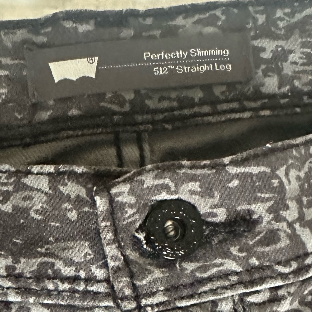 Levi’s. 512 Perfectly slimming bootcut. Size 32